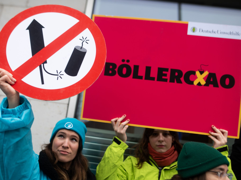 Die symbolische Kiste mit der Petition. - Foto: Sebastian Christoph Gollnow/dpa