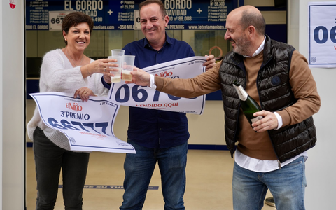 Die Gewinner in Spanien feiern ihr Glück am Dreikönigstag. (Archivbild) - Foto: Eduardo Manzana/EUROPA PRESS/dpa Die Gewinner in Spanien feiern ihr Glück am Dreikönigstag. (Archivbild) - Foto: Eduardo Manzana/EUROPA PRESS/dpa