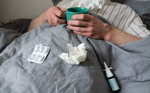 Wegen Ärztemangels hat der italienische Dorfbürgermeister Antonio Tarchia das Kranksein kurzerhand verboten. (Foto Illustration) - Foto: Philip Dulian/dpa