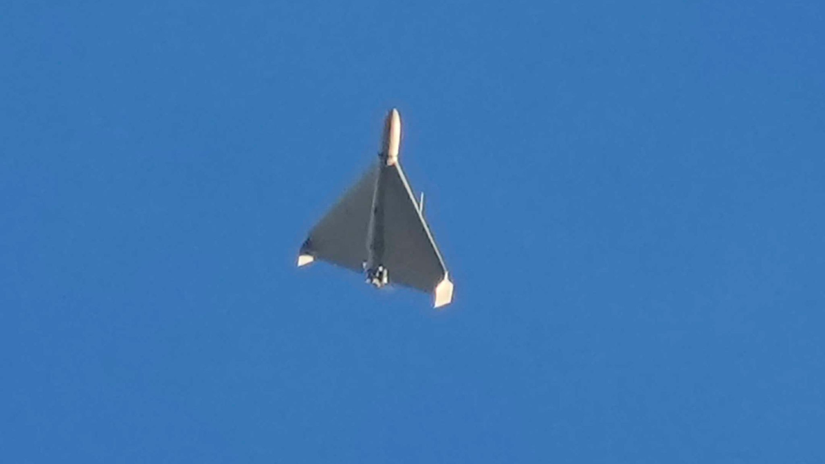 Mit einer russischen Kamikaze-Drohne soll der Betriebsbus im ukrainischen Gebiet Dnipropetrowsk beschossen worden sein. (Archivbild) - Foto: Efrem Lukatsky/AP/dpa