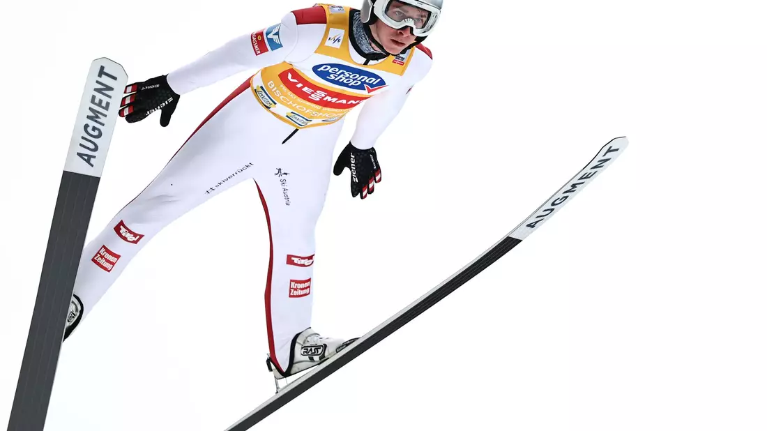 Sportdirektor Hüttel bewertet die Arbeit der Fis in diesem Winter positiv. - Bild: Daniel Karmann/dpa