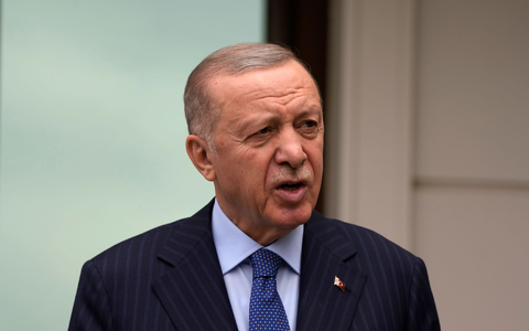 Der türkische Präsident Erdogan droht mit einem Einsatz gegen Kurdenmilizen in Syrien. (Archivbild)  - Foto: Khalil Hamra/AP/dpa