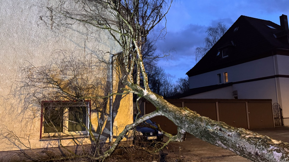 FW-BO: Sturm über Bochum - Feuerwehr Bochum seit 14:00 Uhr im Dauereinsatz - Briefträgerin mit Glück im Unglück - Foto: presseportal.de