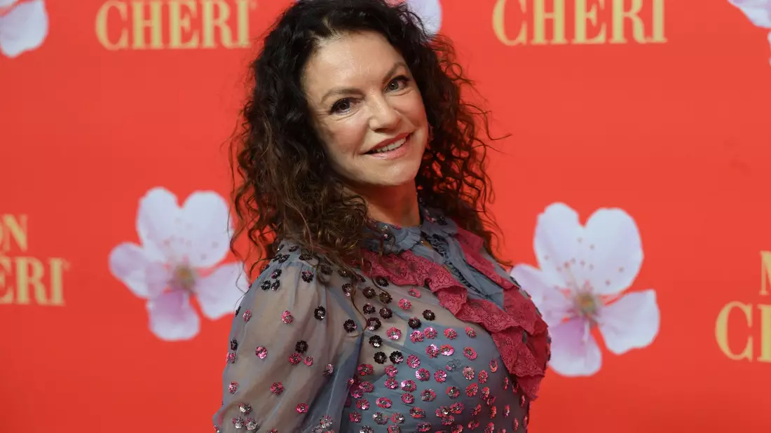 Schauspielerin Christine Neubauer wagt sich ebenfalls aufs Tanzparkett. (Archivbild) - Bild: Felix Hörhager/dpa