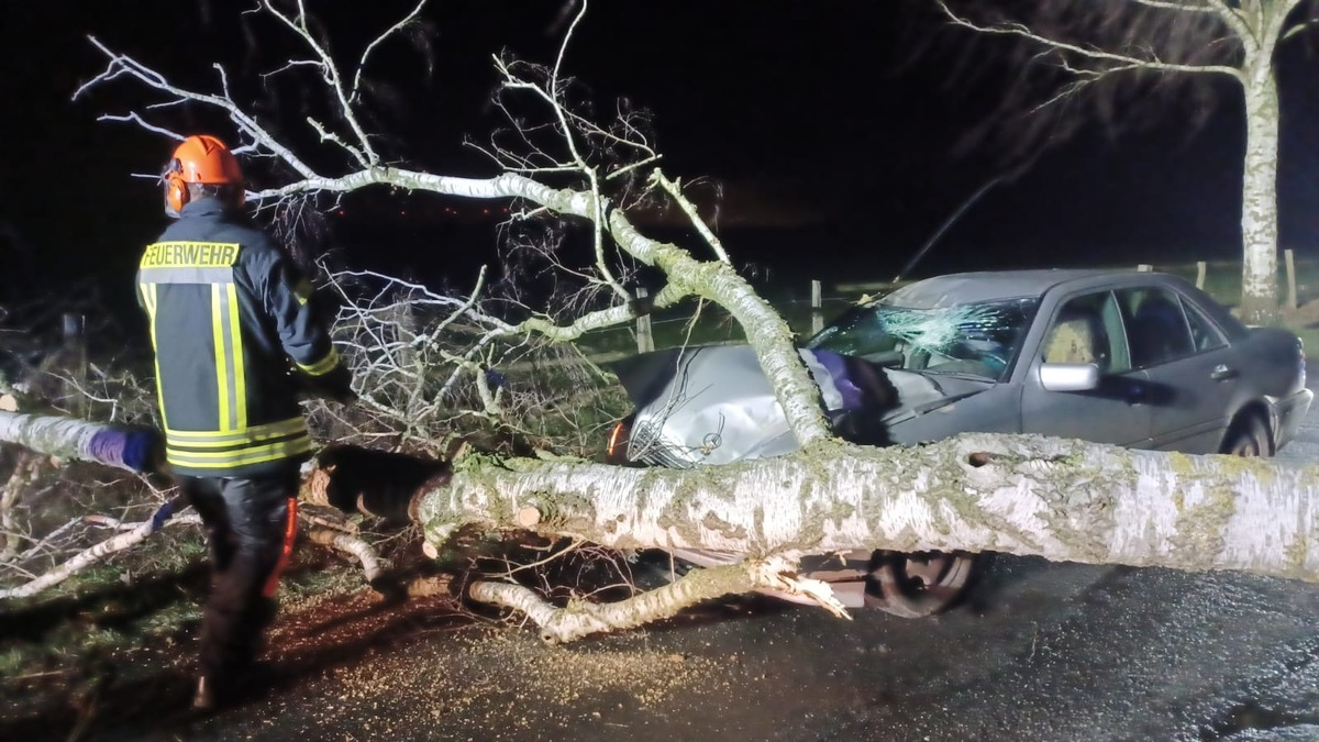 FFW Fredenbeck: Feuerwehreinsätze in der Samtgemeinde Fredenbeck aufgrund der Wetterlage - Foto: presseportal.de