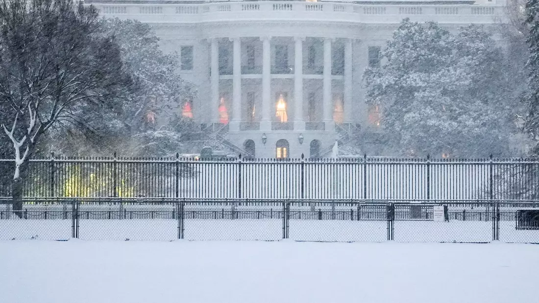 Auch in der US-Hauptstadt Washington und der Region fielen bis zu 20 Zentimeter Schnee. - Bild: Matt Rourke/AP/dpa