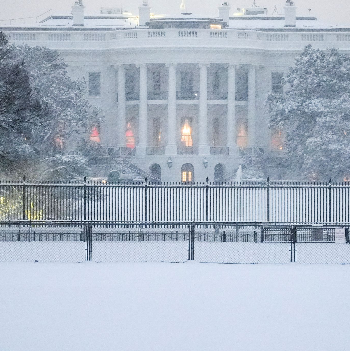 Auch in der US-Hauptstadt Washington und der Region fielen bis zu 20 Zentimeter Schnee. - Foto: Matt Rourke/AP/dpa