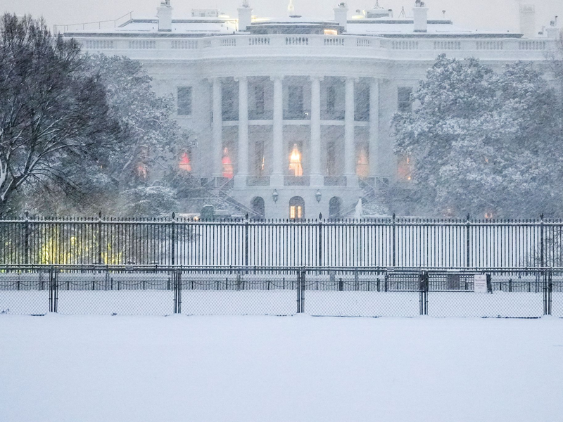 Auch in der US-Hauptstadt Washington und der Region fielen bis zu 20 Zentimeter Schnee. - Foto: Matt Rourke/AP/dpa