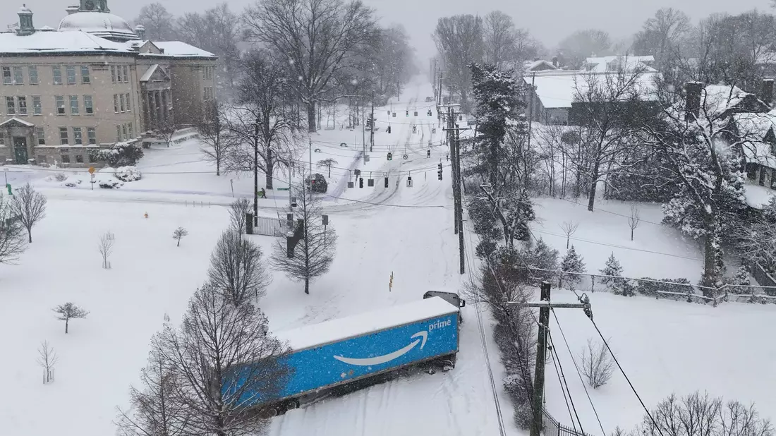 Das Winterwetter sorgt für Verkehrschaos.  - Bild: Joshua A. Bickel/AP/dpa