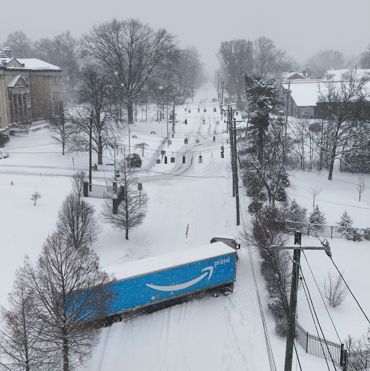 Das Winterwetter sorgt für Verkehrschaos.  - Foto: Joshua A. Bickel/AP/dpa