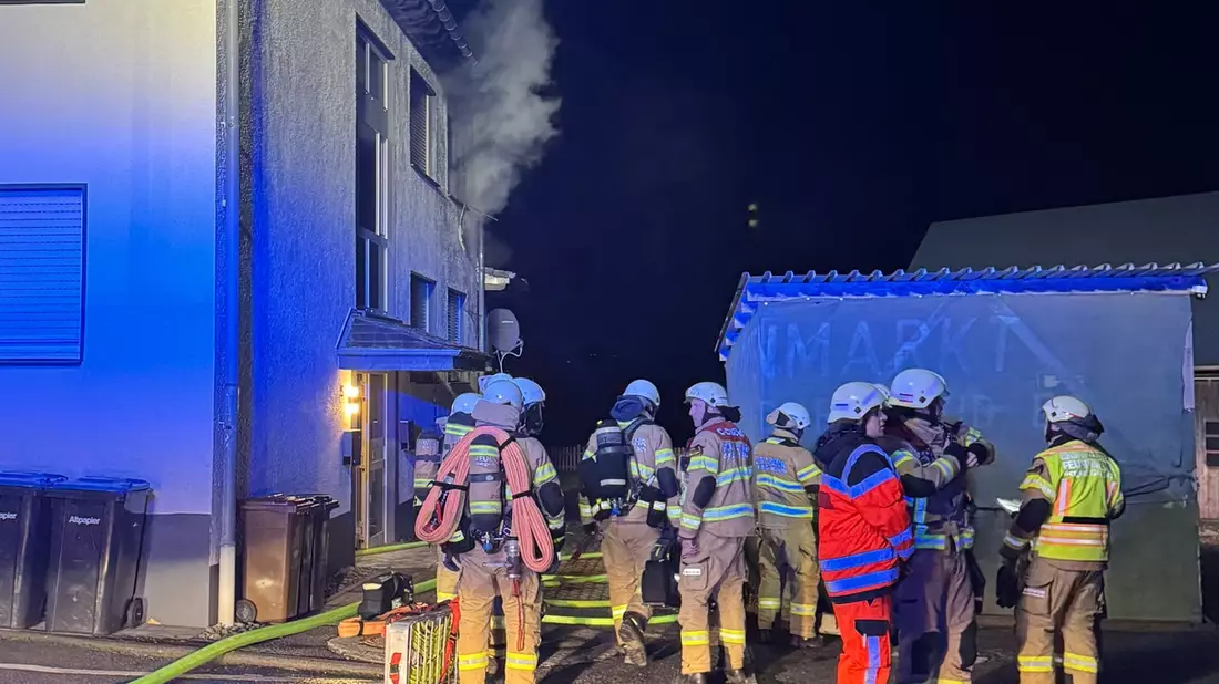FW-GL: Eine Verletzte nach Zimmerbrand in Mehrfamilienhaus im Stadtteil Herkenrath - Bild: presseportal.de