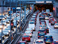 Straßenverkehr ist eine der Quellen für Feinstaub (Archivbild). - Foto: Matthias Balk/dpa