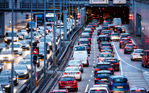 Straßenverkehr ist eine der Quellen für Feinstaub (Archivbild). - Foto: Matthias Balk/dpa