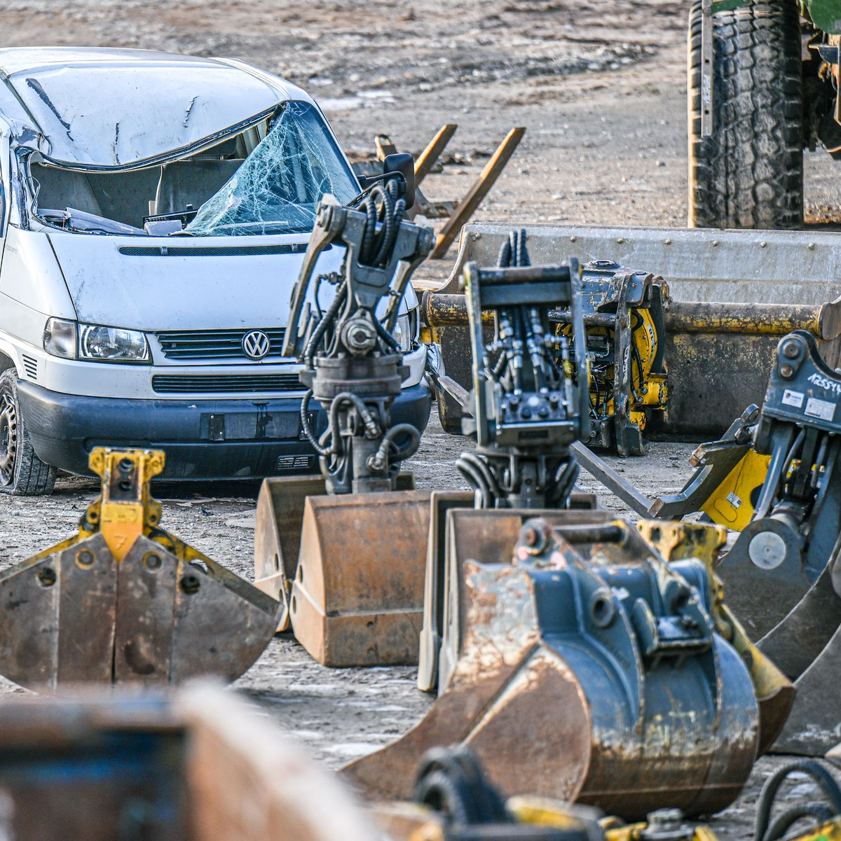 Ein 38-jähriger Mann hatte am Silvesternachmittag einen Bagger in der kleinen fränkischen Stadt Grünsfeld in seine Gewalt gebracht, Fahrzeuge und Gebäude gerammt und drei Polizisten bei einer rund einstündigen Verfolgungsjagd verletzt. (Archivbild) - Foto: Marius Bulling/dpa