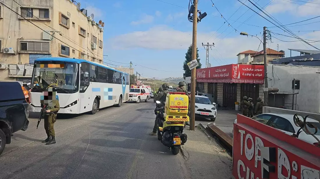 Unbestätigten Berichten nach kam es in Reaktion auf den Anschlag zu Übergriffen israelischer Siedler.  - Bild: Magen David Adom/dpa