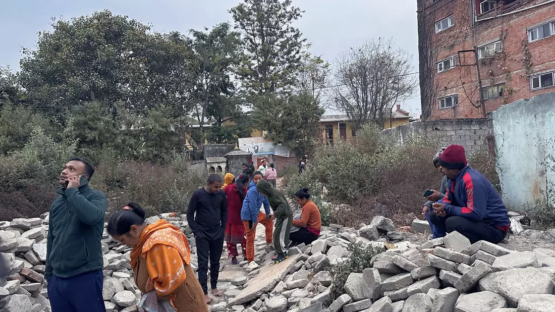Viele Menschen liefen aufgeschreckt auf die Straßen. - Bild: Sunil Sharma/ZUMA Press Wire/dpa
