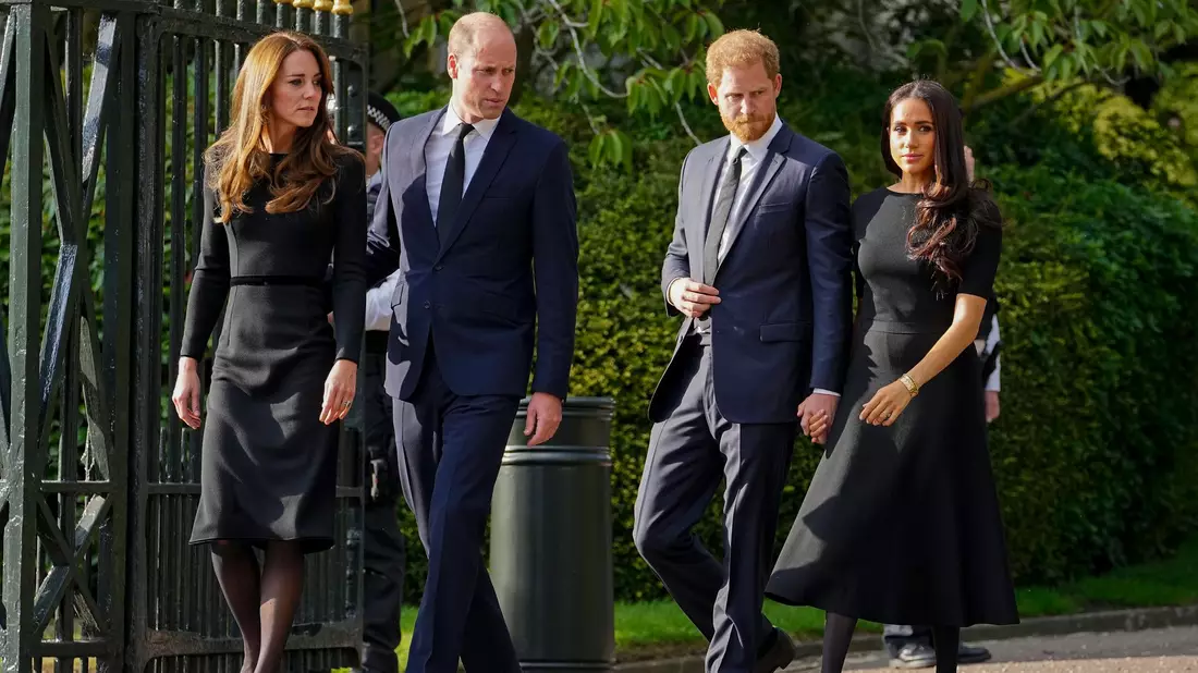 Galten einst als Traum-Quartett: Kate und William mit Harry und Meghan. (Archivbild) - Bild: Martin Meissner/AP/dpa