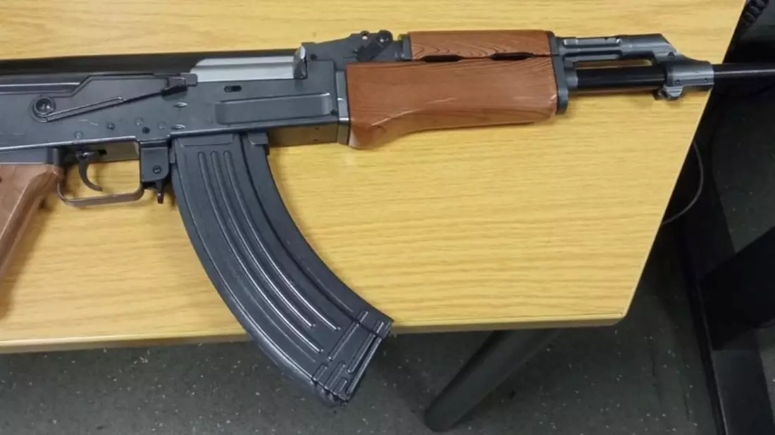 BPOL NRW: 25-Jähriger mit echt aussehendem Sturmgewehr im Regionalexpress - Bundespolizei stellt Verdächtigen - Bild: presseportal.de