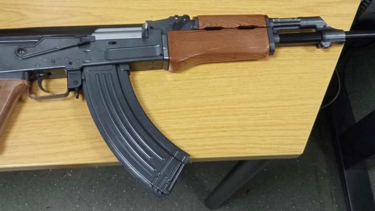 BPOL NRW: 25-Jähriger mit echt aussehendem Sturmgewehr im Regionalexpress - Bundespolizei stellt Verdächtigen - Foto: presseportal.de