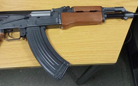 BPOL NRW: 25-Jähriger mit echt aussehendem Sturmgewehr im Regionalexpress - Bundespolizei stellt Verdächtigen - Foto: presseportal.de