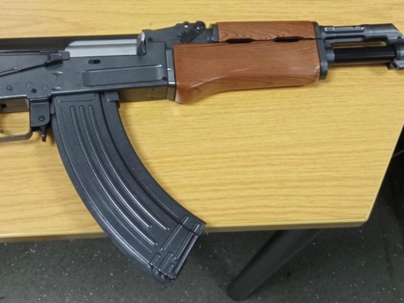 BPOL NRW: 25-Jähriger mit echt aussehendem Sturmgewehr im Regionalexpress - Bundespolizei stellt Verdächtigen - Foto: presseportal.de