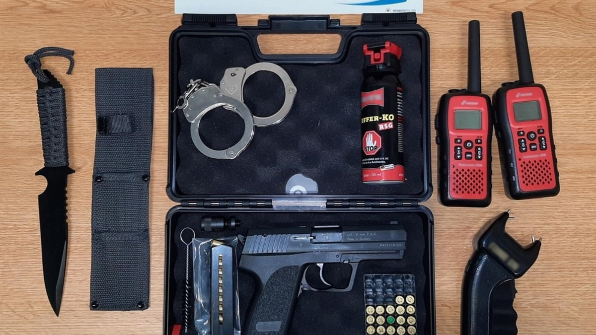 BPOL-H: Schreckschusswaffe, Messer, Elektroimpulsgerät - Bewaffneten Jugendlichen im Hauptbahnhof Hannover gestellt - Foto: presseportal.de