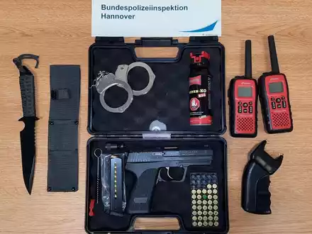 BPOL-H: Schreckschusswaffe, Messer, Elektroimpulsgerät - Bewaffneten Jugendlichen im Hauptbahnhof Hannover gestellt - Foto: presseportal.de