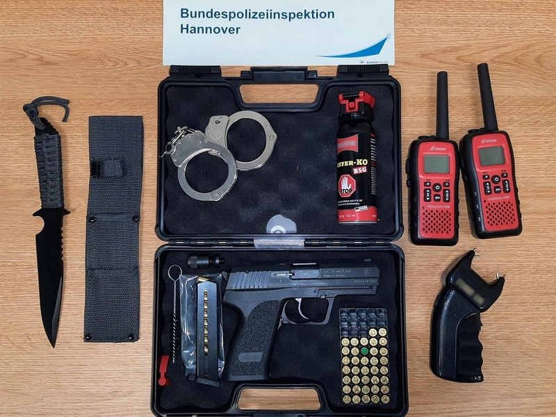 BPOL-H: Schreckschusswaffe, Messer, Elektroimpulsgerät - Bewaffneten Jugendlichen im Hauptbahnhof Hannover gestellt - Foto: presseportal.de