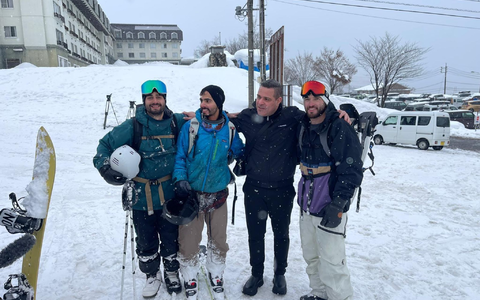Die Geretteten strahlen, nachdem sie schlimme Stunden am Berg erleben mussten. - Foto: ---/Israeli Embassy In Tokio/dpa Die Geretteten strahlen, nachdem sie schlimme Stunden am Berg erleben mussten. - Foto: ---/Israeli Embassy In Tokio/dpa