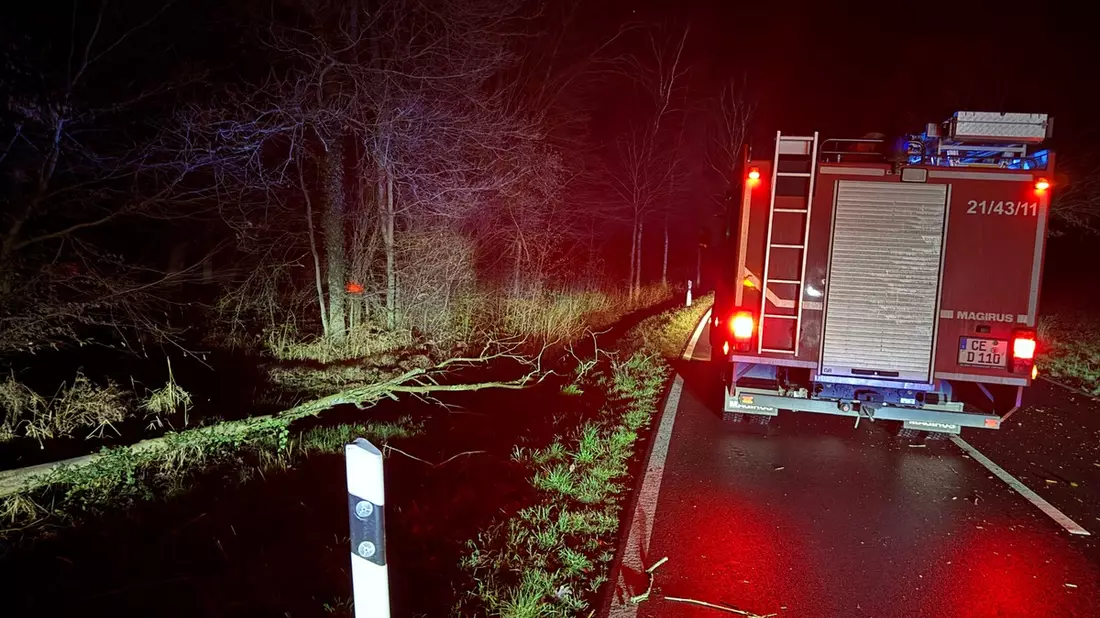 FW Flotwedel: Sturmtief Bernd sorgt für Feuerwehreinsatz bei Wiedenrode - Bild: presseportal.de