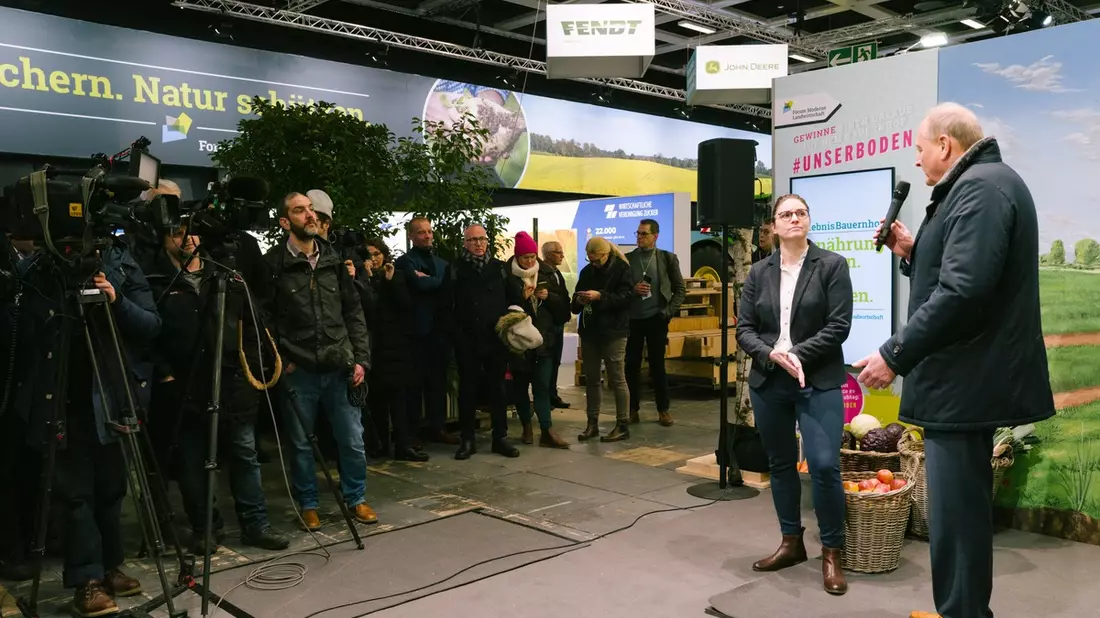 Reminder: Moderne Landwirtschaft auf dem ErlebnisBauernhof der Grünen Woche 2025 - Bild: presseportal.de