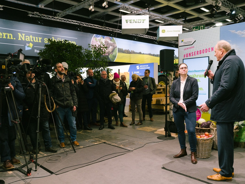 Reminder: Moderne Landwirtschaft auf dem ErlebnisBauernhof der Grünen Woche 2025 - Foto: presseportal.de