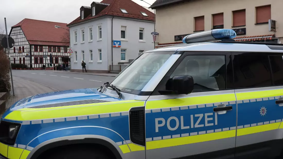  Spezialeinsatzkräfte sind an der Bankfiliale im Einsatz. - Bild: Rene Priebe/PR-Video/dpa