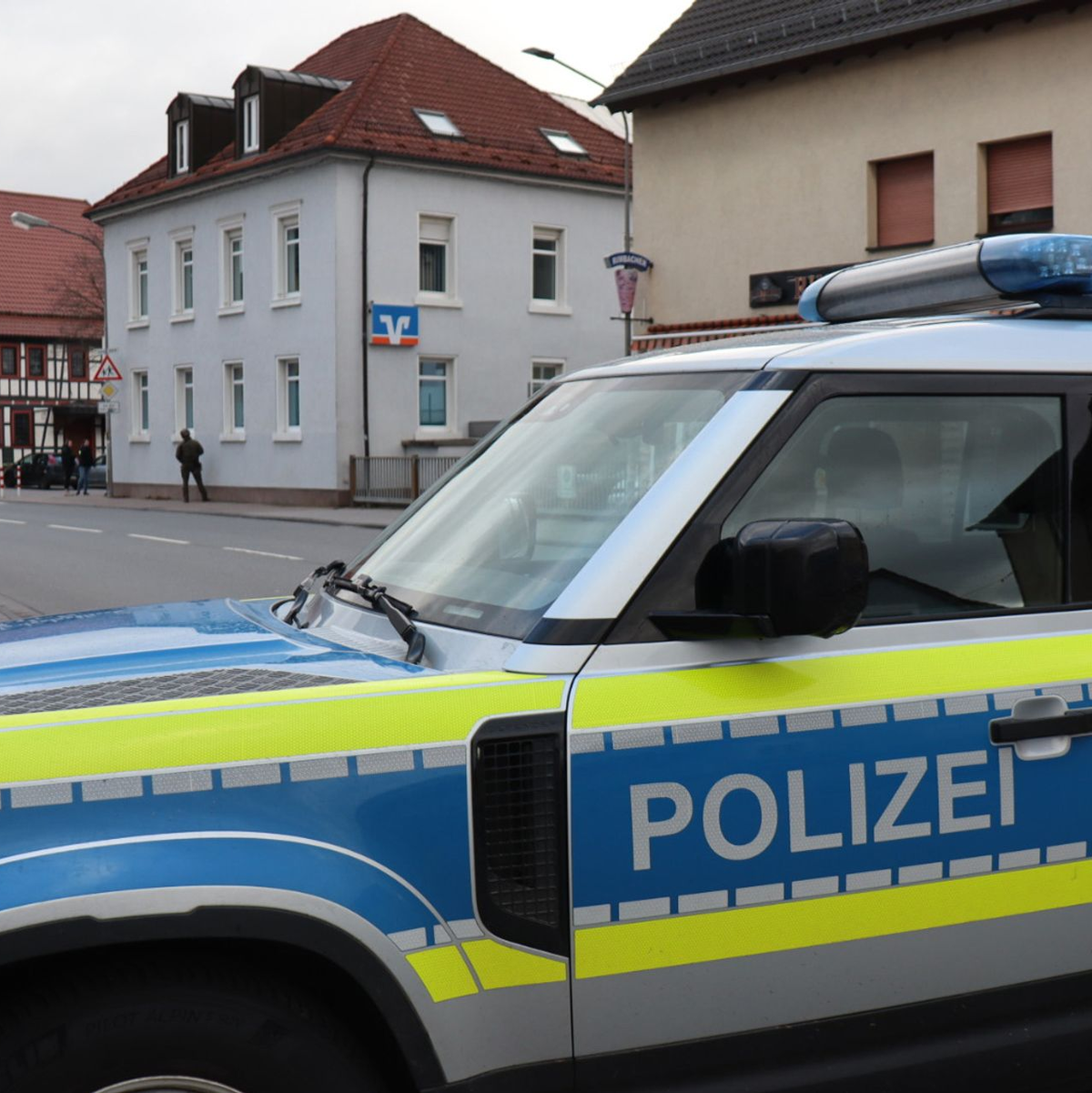 Die Polizei hat die Umgebung abgesperrt. - Foto: Rene Priebe/PR-Video/dpa