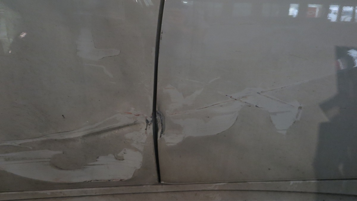 POL-KLE: Kevelaer - Geparkter Pkw stark beschädigt / Unfallflucht / Polizei sucht Zeugen - Foto: presseportal.de