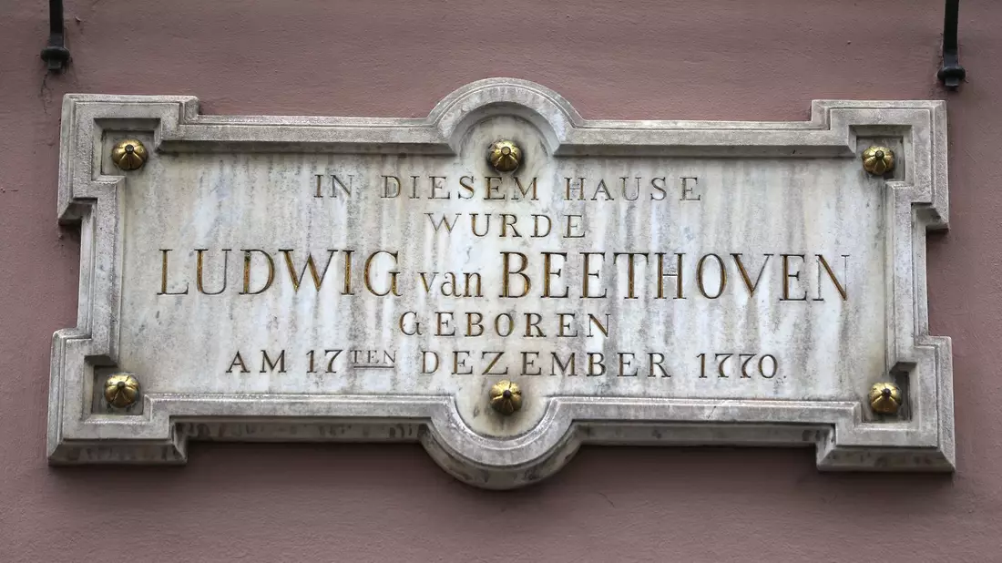 Das Beethoven-Haus in Bonn hat ein bedeutendes Original-Manuskript des Komponisten Ludwig van Beethoven (1770 - 1827) mit Hilfe mehrerer Geldgeber gekauft.  - Bild: Oliver Berg/dpa