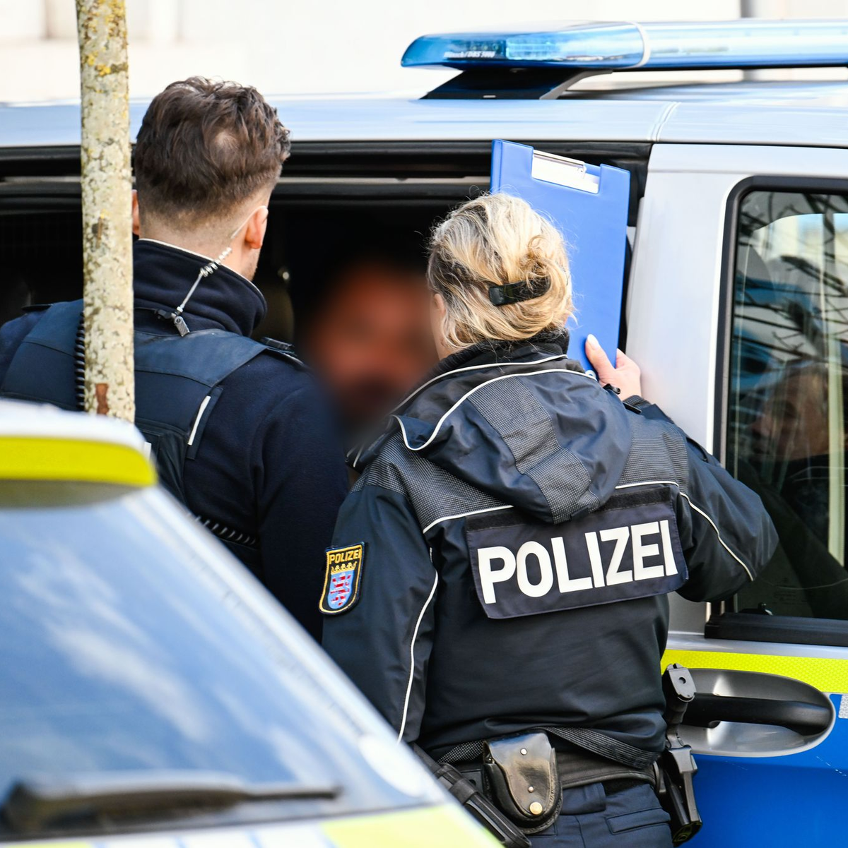 Der Polizeiwagen fährt ab. - Foto: Uwe Anspach/dpa