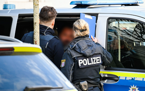 Dem Tatverdächtigen von Rimbach wird Geiselnahme vorgeworfen. Er wurde in Untersuchungshaft genommen. - Foto: Uwe Anspach/dpa