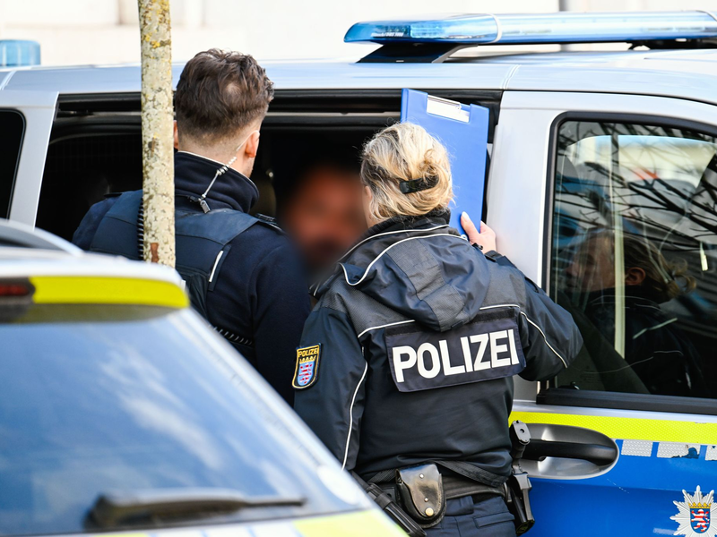 Dem Tatverdächtigen von Rimbach wird Geiselnahme vorgeworfen. Er wurde in Untersuchungshaft genommen. - Foto: Uwe Anspach/dpa