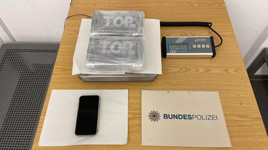 BPOL NRW: Fahndungserfolg im Rahmen der Grenzkontrollen: 33-Jähriger mit 2,4 Kilogramm Kokain im Wert von 178.000 EUR auf der Autobahn 52 festgenommen - Bild: presseportal.de