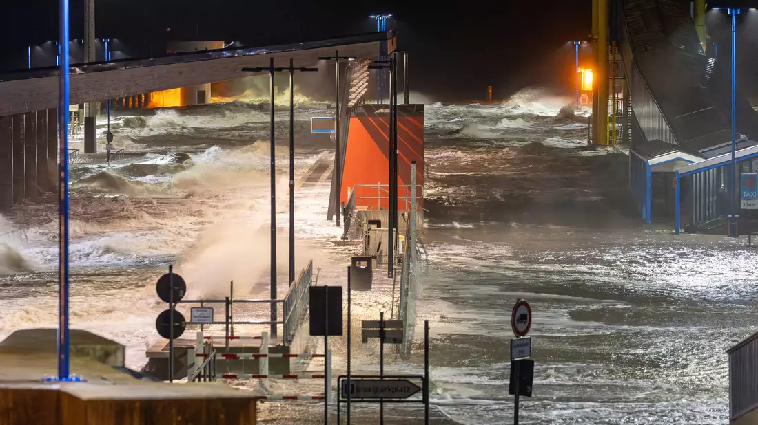 Kurzfristig erobert die Nordsee den Anleger eines Fährhafens. - Bild: Bodo Marks/dpa
