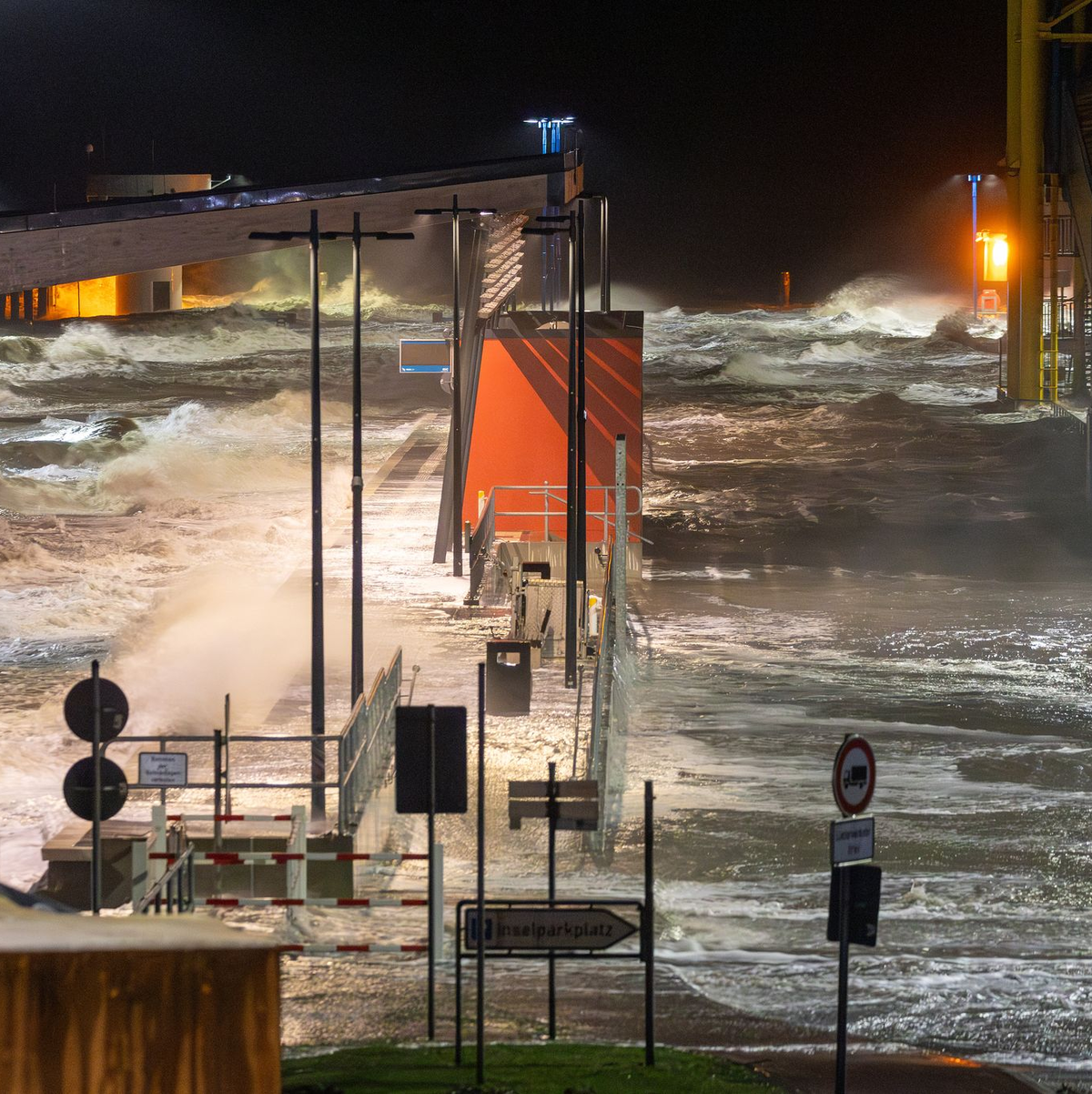 Kurzfristig erobert die Nordsee den Anleger eines Fährhafens. - Foto: Bodo Marks/dpa