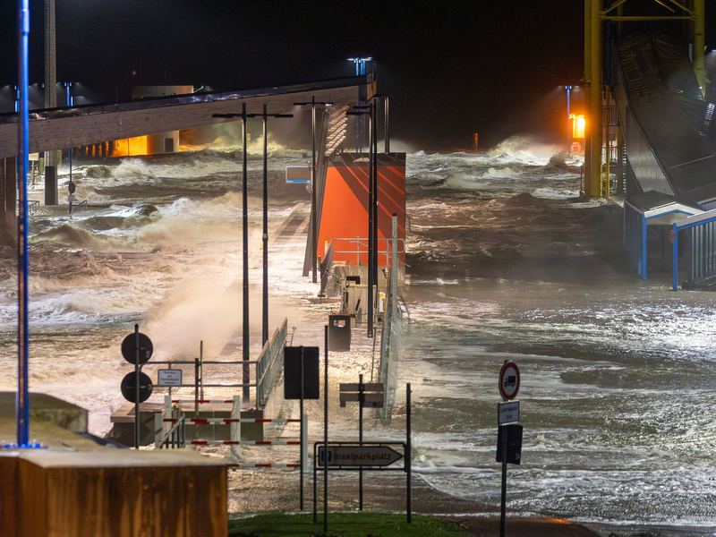 Kurzfristig erobert die Nordsee den Anleger eines Fährhafens. - Foto: Bodo Marks/dpa