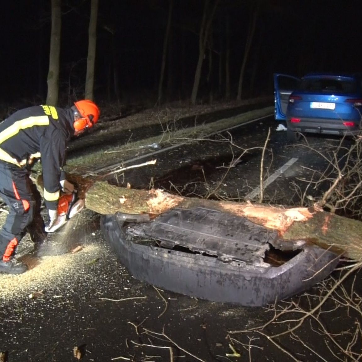 Im Landkreis Emsland fuhr eine Autofahrerin mit ihrem Wagen gegen einen Baum. Sie wurde leicht verletzt. - Foto: -/Nord-West-Media TV/dpa
