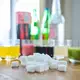 Zwei unterschiedliche Arten Softdrinks mit Eiswürfeln stehen auf einem Tisch - Bild: Annette Riedl/dpa