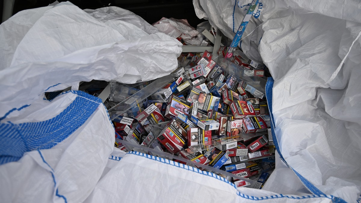 POL-NI: Durchsuchungsmaßnahmen und Festnahmen im Rahmen eines Ermittlungskomplexes wegen sog. 