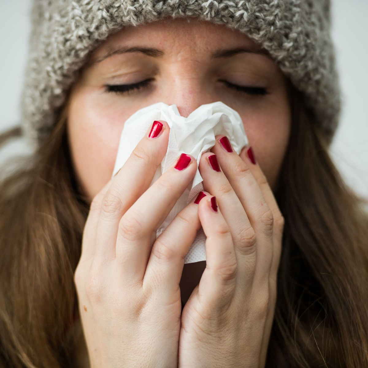 Viele Beschäftigte müssten schon am ersten Tag einer Grippe eine Krankschreibung vorlegen, sagt Ärztepräsident Reinhardt. - Foto: Christina Sabrowsky/dpa
