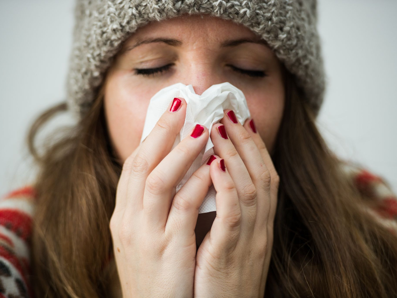 Viele Beschäftigte müssten schon am ersten Tag einer Grippe eine Krankschreibung vorlegen, sagt Ärztepräsident Reinhardt. - Foto: Christina Sabrowsky/dpa