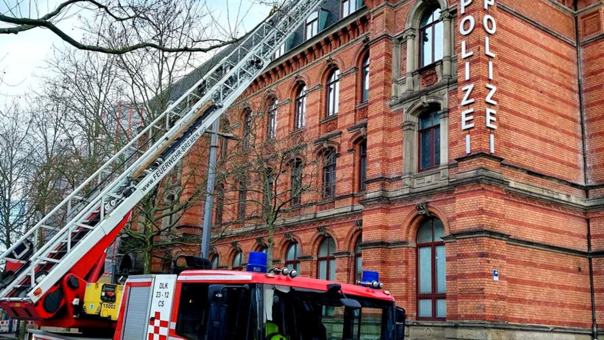 BPOL-HB: Sturmschäden am Dach von Polizeigebäude - Angrenzender Bahnsteig gesperrt - Foto: presseportal.de