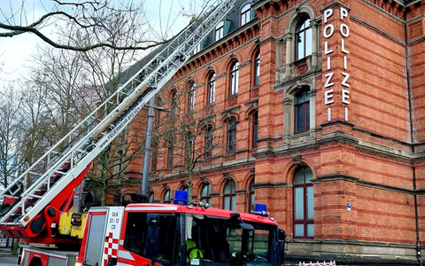 BPOL-HB: SturmschÀden am Dach von PolizeigebÀude - Angrenzender Bahnsteig gesperrt - Foto: presseportal.de BPOL-HB: SturmschÀden am Dach von PolizeigebÀude - Angrenzender Bahnsteig gesperrt - Foto: presseportal.de